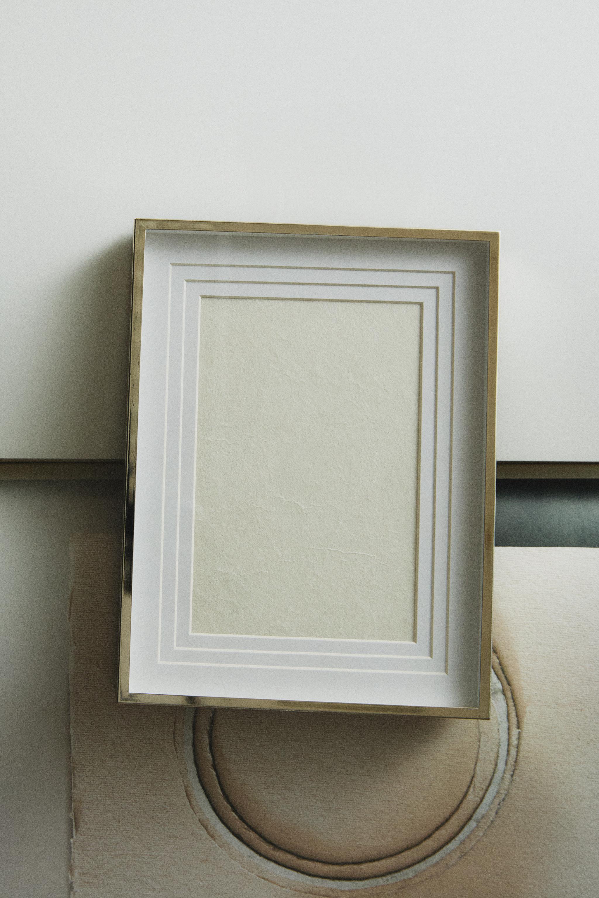 METAL PICTURE FRAME WITH A TIERED PASSE-PARTOUT